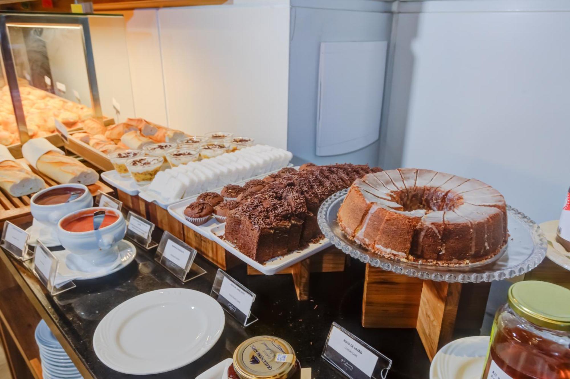 فندق Radisson Sao Paulo Paulista المظهر الخارجي الصورة A selection of cakes at a buffet