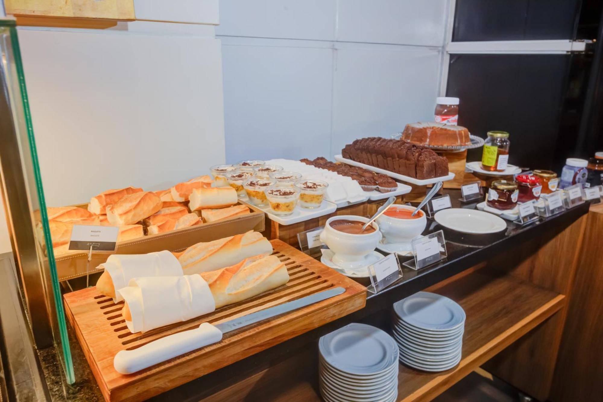 فندق Radisson Sao Paulo Paulista المظهر الخارجي الصورة A selection of pastries at a buffet