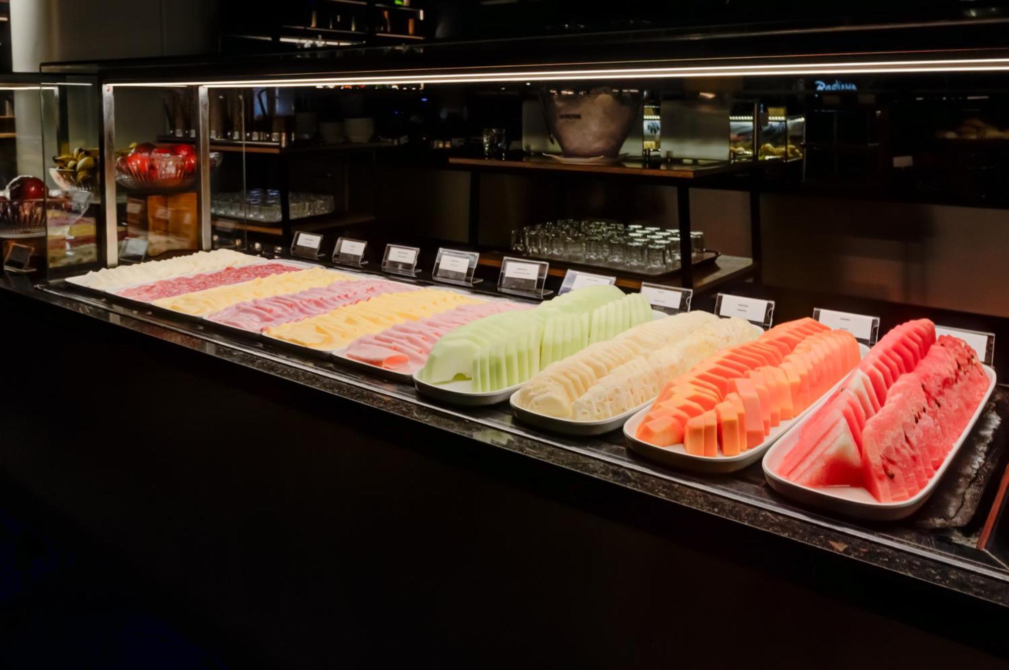 فندق Radisson Sao Paulo Paulista المظهر الخارجي الصورة A selection of fruit at a buffet