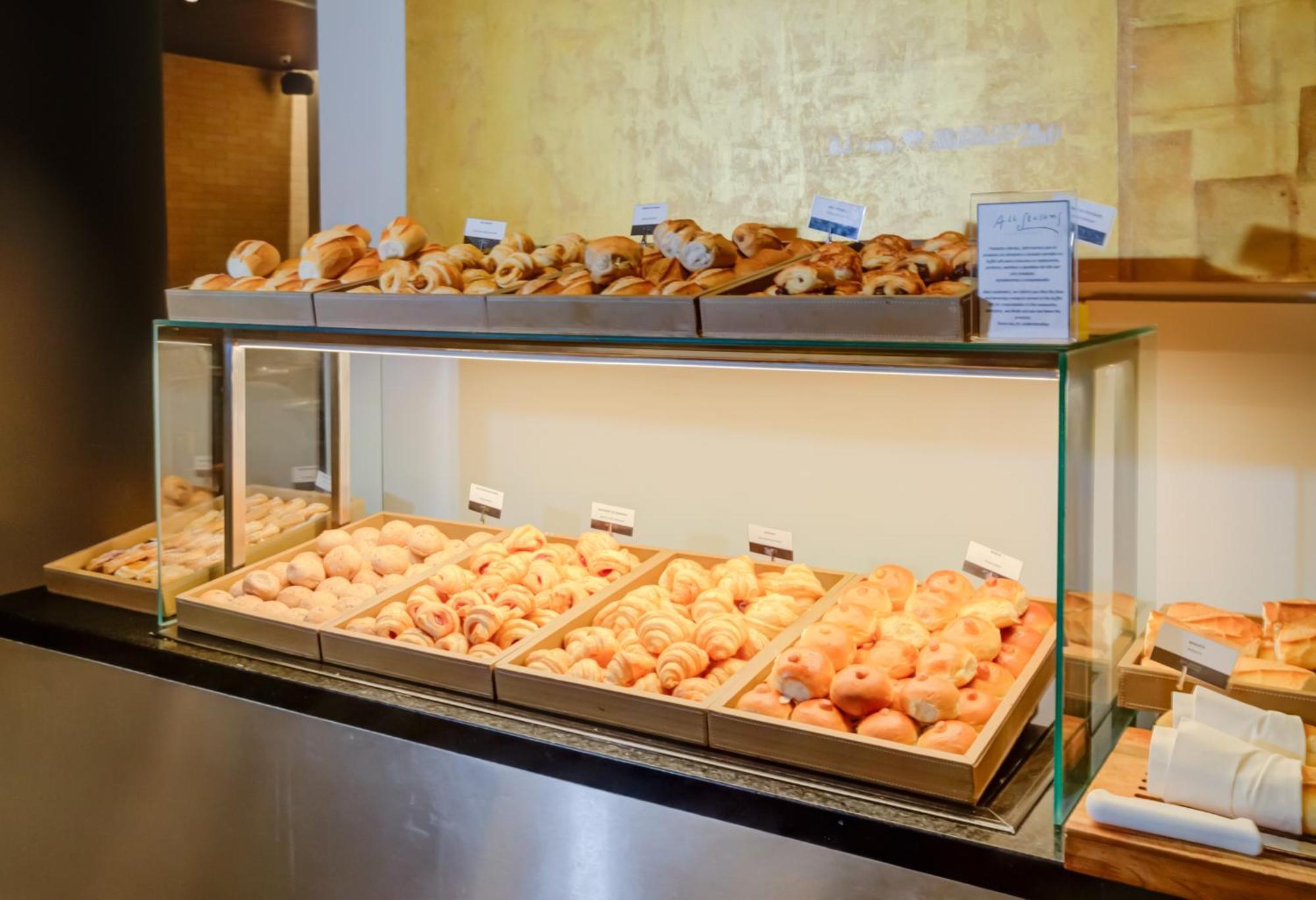 فندق Radisson Sao Paulo Paulista المظهر الخارجي الصورة A display case of pastries