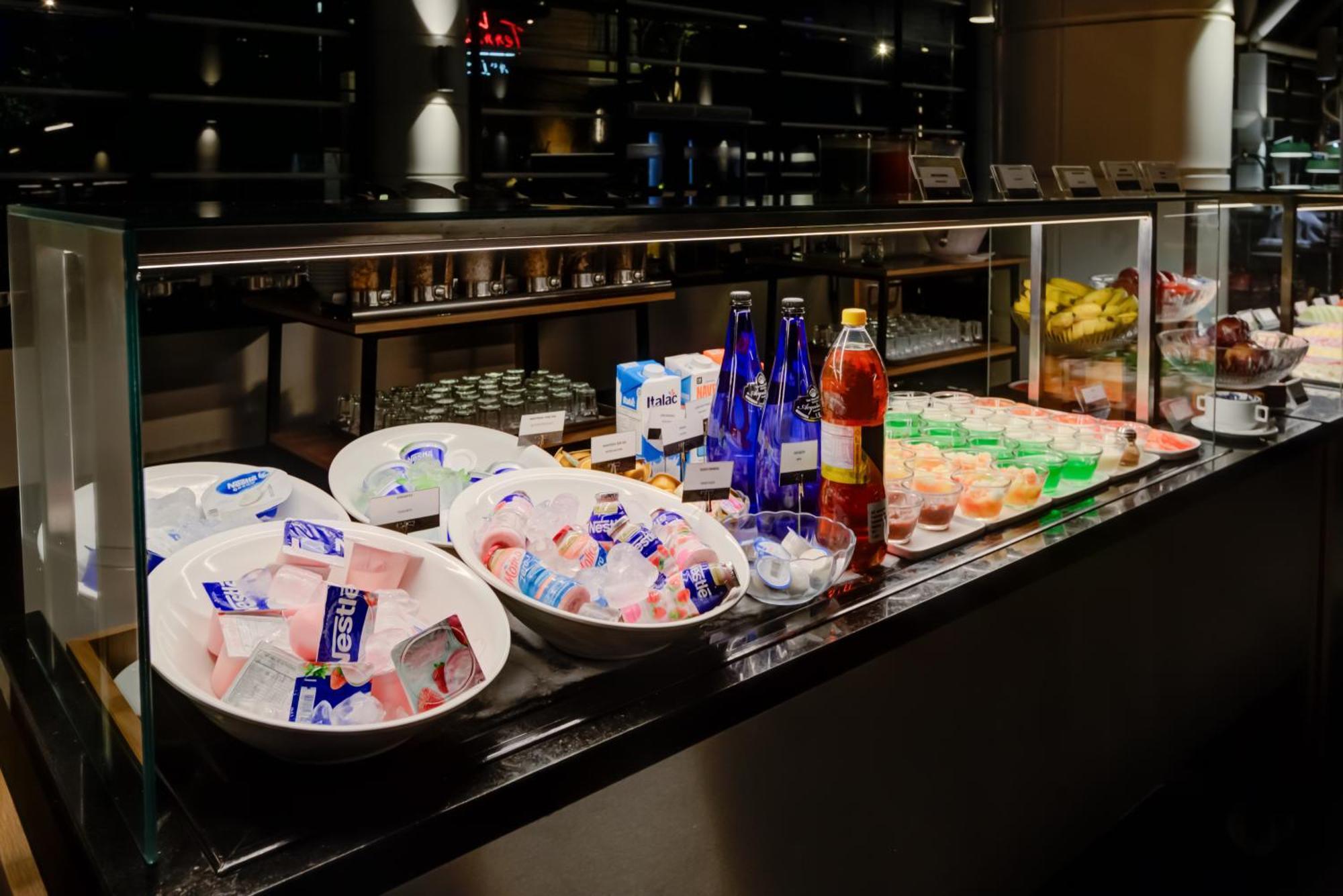 فندق Radisson Sao Paulo Paulista المظهر الخارجي الصورة A selection of soft drinks at a buffet