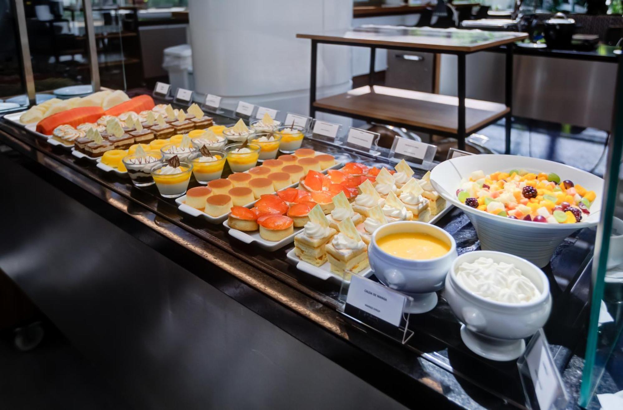 فندق Radisson Sao Paulo Paulista المظهر الخارجي الصورة A selection of desserts at a buffet