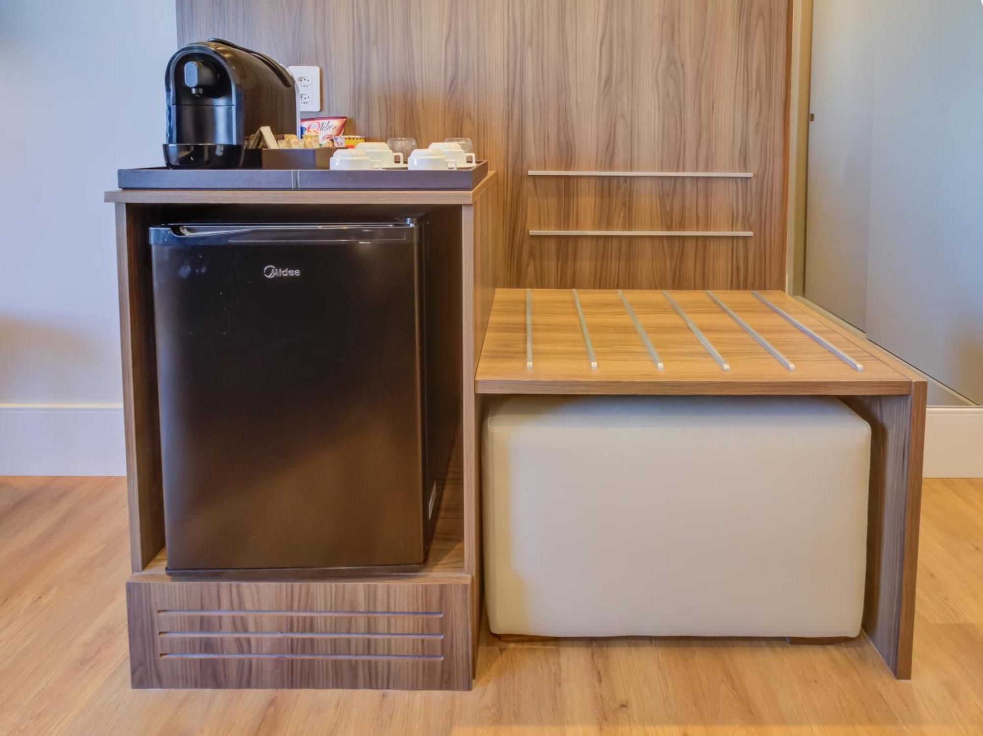 فندق Radisson Sao Paulo Paulista المظهر الخارجي الصورة A small refrigerator in a hotel room